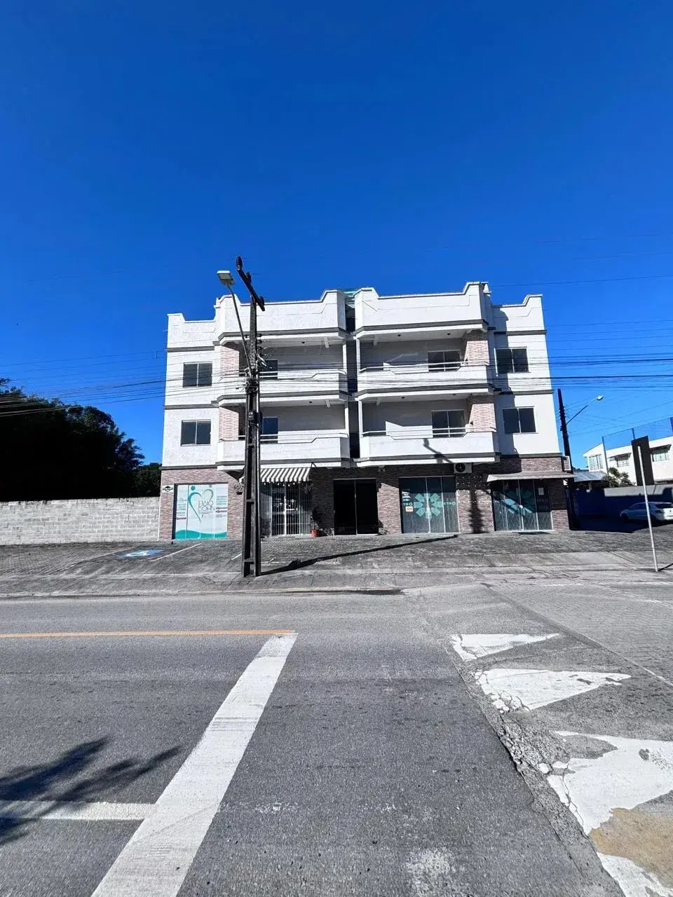 Prédio inteiro a venda com 8 apartamentos e 16 vagas de garagem em Itapoá