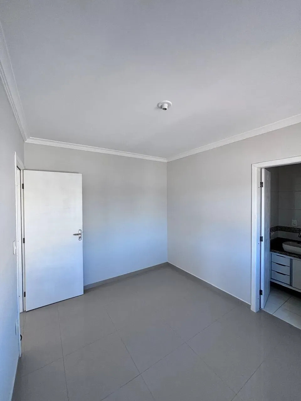 Prédio inteiro a venda com 8 apartamentos e 16 vagas de garagem em Itapoá