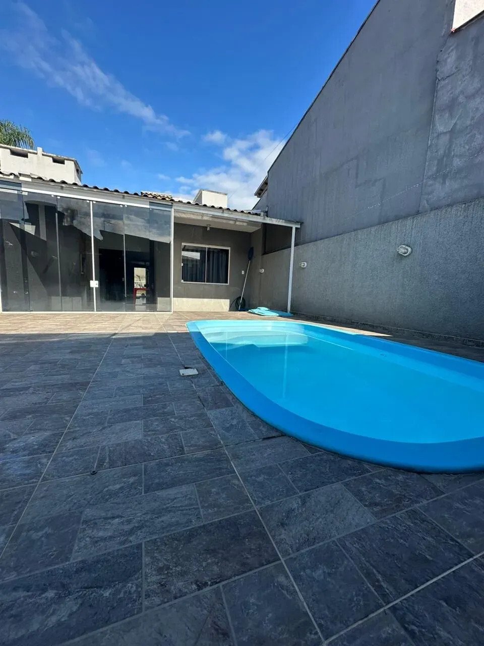 Casa com 3 dormitórios sendo 1 suíte e 2 vagas de garagem em Itapoá